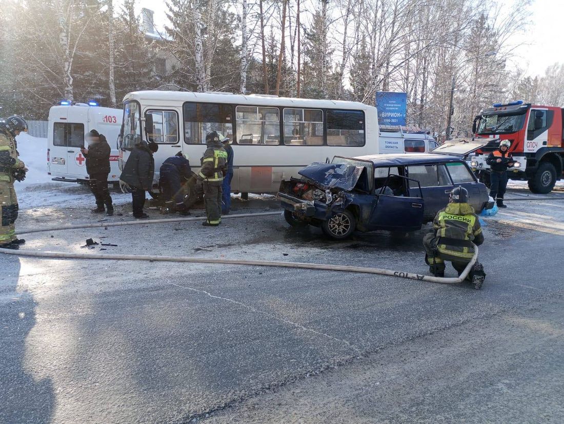 Происшествия, Томские новости, авария врезались пострадали жесть Томска интересные новости Томска В Томске столкнулись ПАЗ и ВАЗ