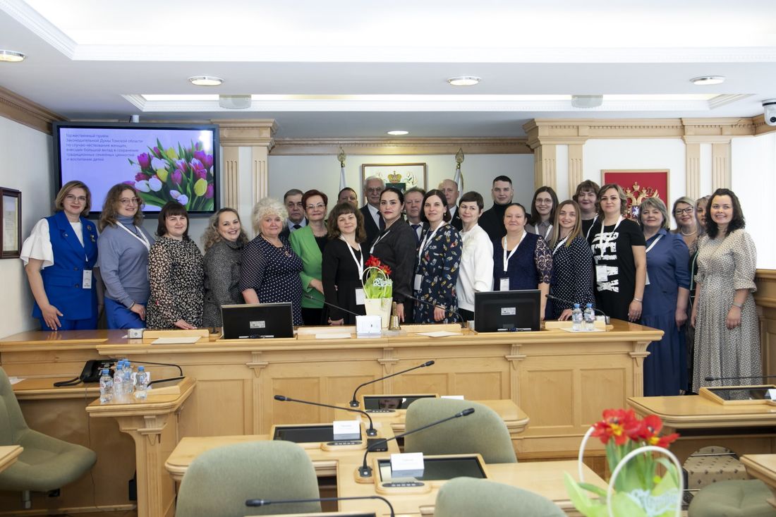 ЗД ТО, Томские новости, дума поздравления интересные новости Томска праздники женщины власти льготы для многодетных Депутаты областного парламента поздравили многодетных томичек с Международным женским днем