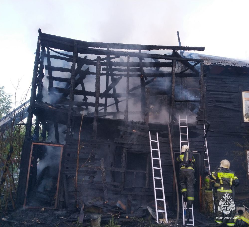 Город, Деревянная архитектура, Происшествия, Томские новости, пожар горит огонь сводка происшествий жесть Томска интересные новости Томска деревянная архитектура В Томске загорелся исторический деревянный дом на Гоголя