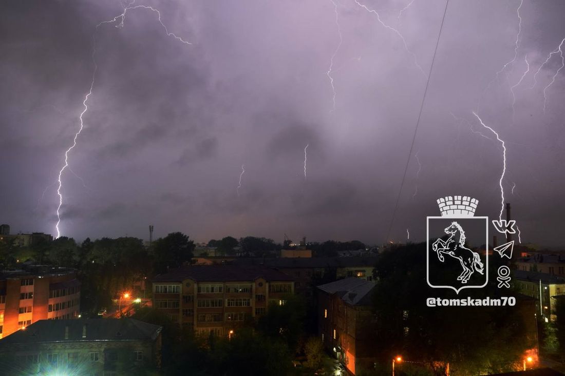Город, Погода и природа, Стихия в Томске и области, Томские новости, падение деревьев штормовое оперативное предупреждение интересные новости Томска Четыре дерева и одна ветка упали в Томске во время вчерашней грозы