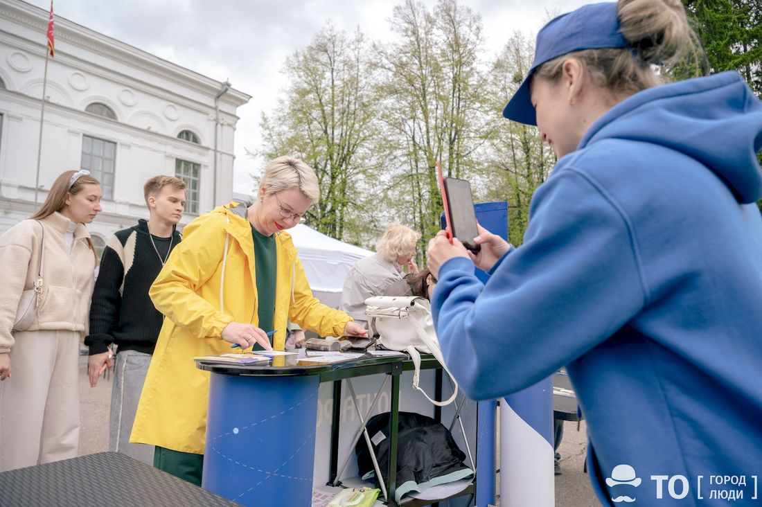 «Макушин Медиа», Город, Креативный город, ТГУ, Томские новости, фестиваль искусства и чтения ТОМ марки открытки интересные новости Томска акции посткроссинг Лимитированные открытки с фестиваля «ТОМ III» отправились в 77 городов России