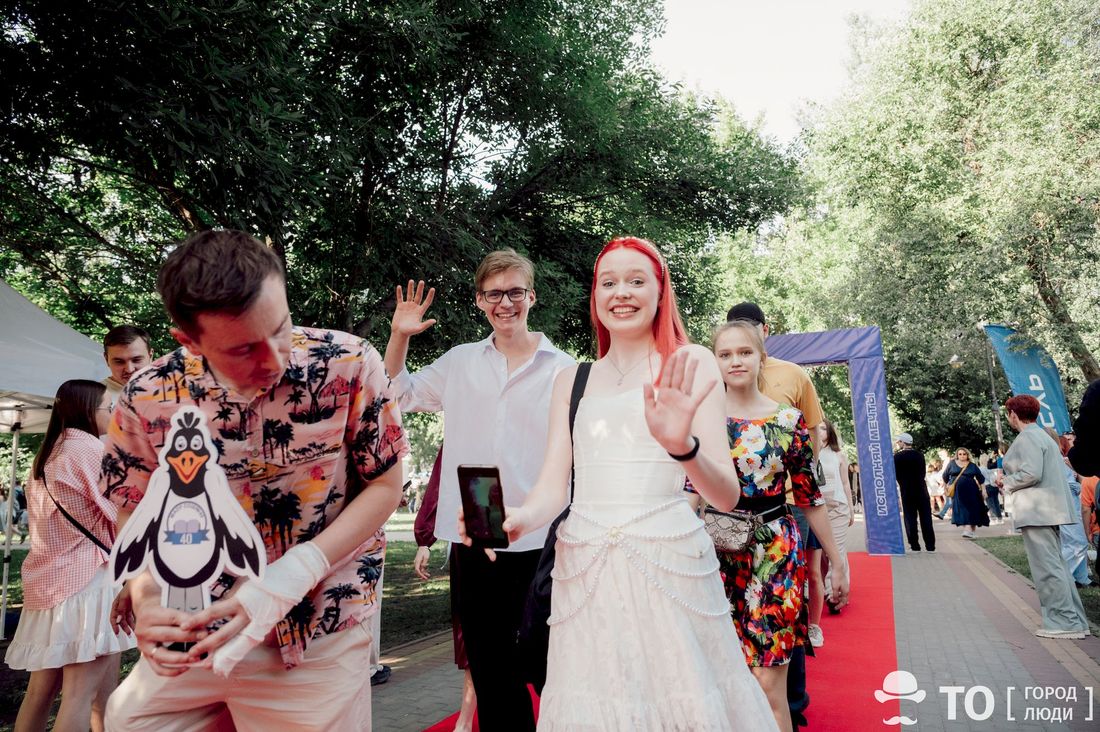 Город, Креативный город, Праздники, События, Томские новости, томск день молодежи ново-соборная площадь мероприятия новости что происходит интересное жимолость Фестиваль «Жимолость», вальс выпускников и ретро-машины. В Томске отметили День молодежи