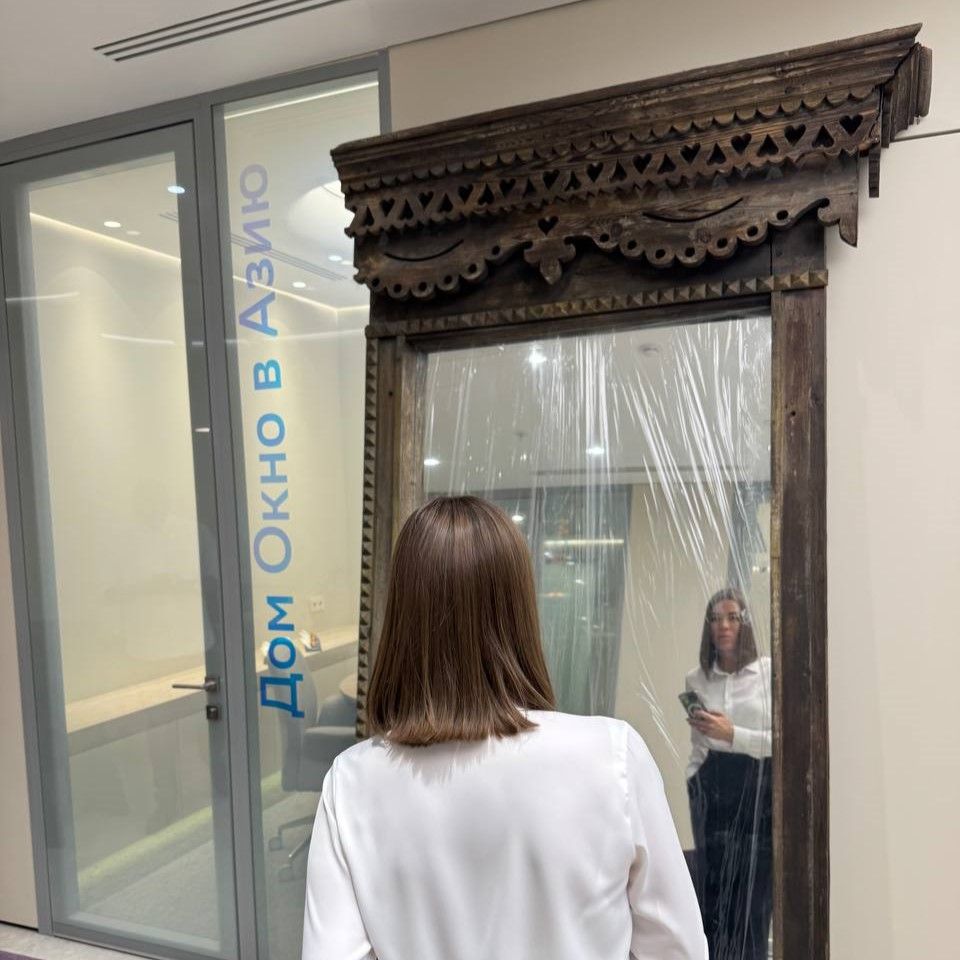 Архитектура и дизайн, Город, Деревянная архитектура, Креативные индустрии, томск иркутск юлия железнова наличники проекты оформление дизайн архитектура Иркутянка создала зеркала из старинных наличников для крупнейшего в городе банка