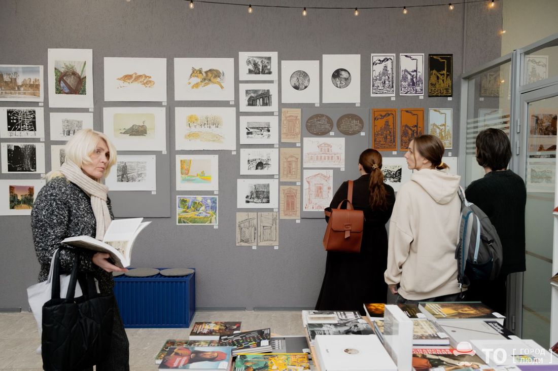 Город, Книгоиздатели, Креативные индустрии, События, Томские новости, интересные новости куда сходить купить книги в Томске графика события культура Около ста произведений приобрели томичи в дни «Ярмарки книги и графики» в Томске