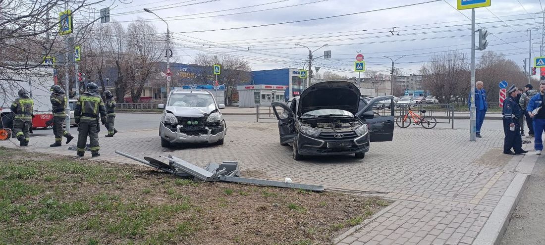 Город, Происшествия, Томские новости, ДТП сводка происшествий жесть Томска интересные новости дорожная обстановка «Гранта» и «Ниссан» столкнулись на пересечении Беринга и Лазо в Томске