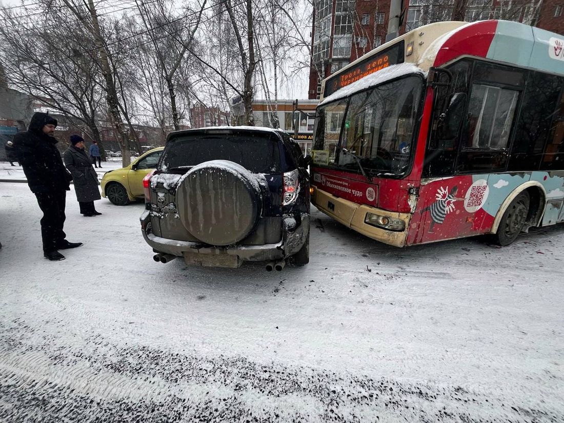 Город, Происшествия, Томские новости, ДТП авария сводка происшествий жесть Томска пробки в Томске интересные новости дорожная обстановка Три иномарки и троллейбус столкнулись в Томске на пр. Фрунзе