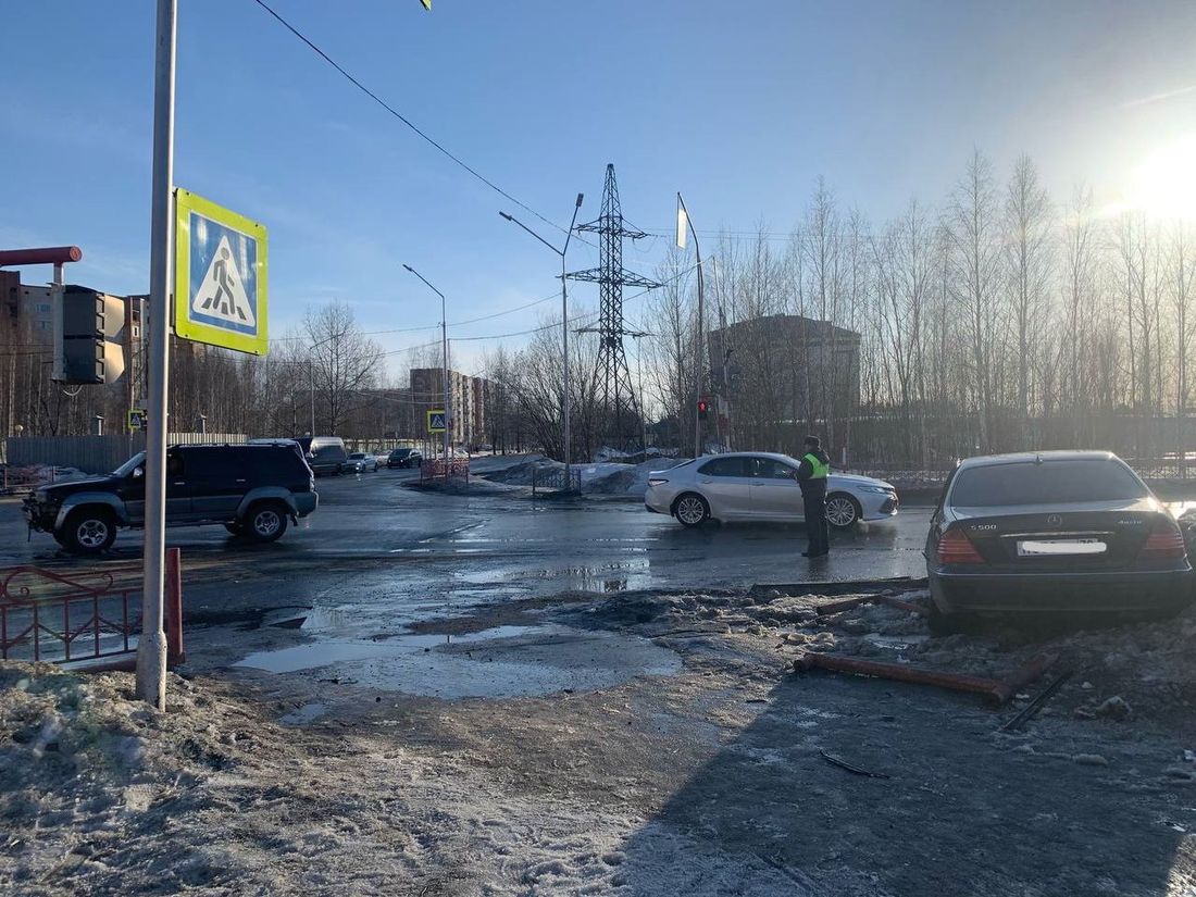 Город, Происшествия, Томские новости, авария ДТП сводка происшествий жесть Томска интересные новости Металлическое ограждение упало на подростка в Томске после столкновения двух автомобилей