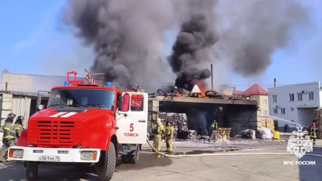Город, Происшествия, Томские новости, пожар огонь горит сводка происшествий жесть Томска интересные новости В Томске загорелся ангар с цехом по переработке макулатуры