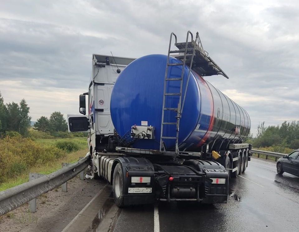 Город, Происшествия, Томские новости, авария ДТП сводка происшествий жесть Томска интересные новости дорожная обстановка Грузовик с цистерной наехал на отбойник в Томской области