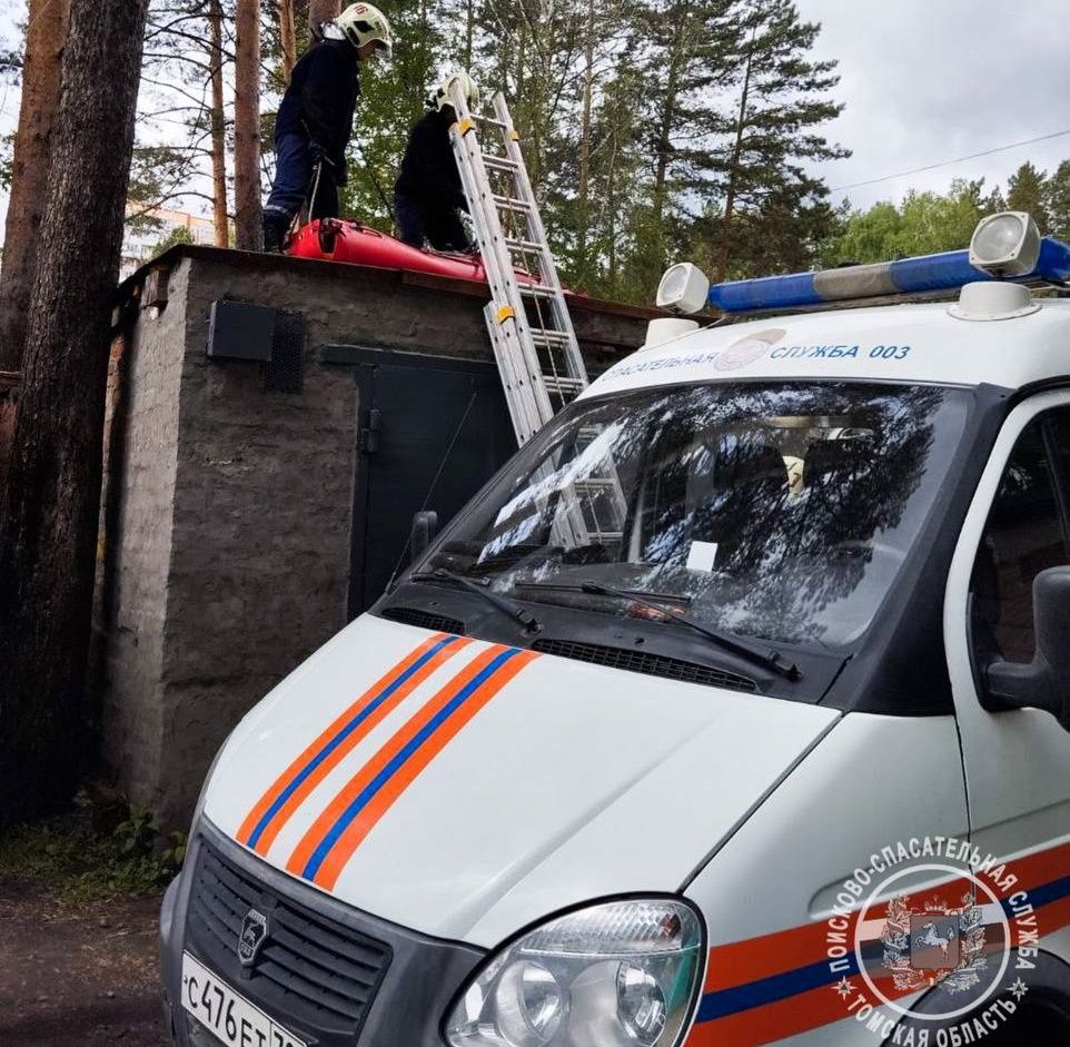 Город, Происшествия, Томские новости, происшествия интересные новости Томска жесть инциденты В Томске спасатели сняли с гаража подростка со сломанной ногой