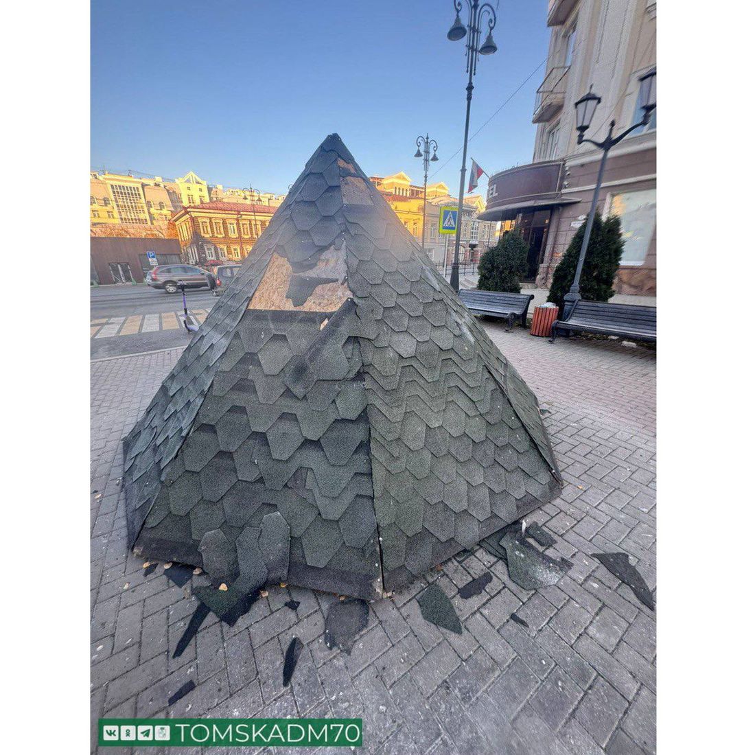 Город, Городское благоустройство, Происшествия, Томские новости, интересные новости Томска происшествие благостоврительность Неизвестные повредили зимнее ограждение у фонтана на Плеханова в Томске