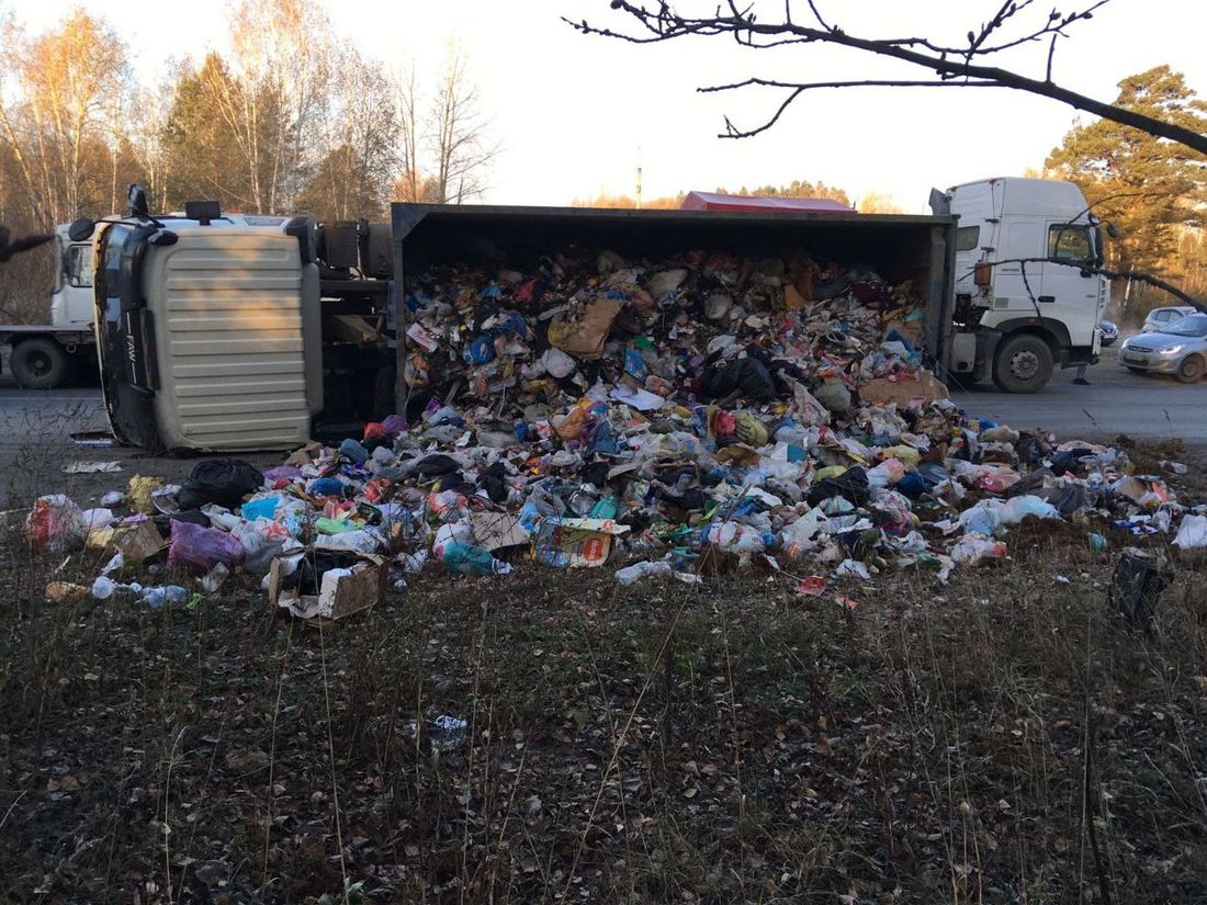 Город, Происшествия, Томские новости, авария ДТП врезался сводка происшествий жесть Томска интересные новости дорожная обстановка Грузовик опрокинулся на Кузовлевском тракте в Томске