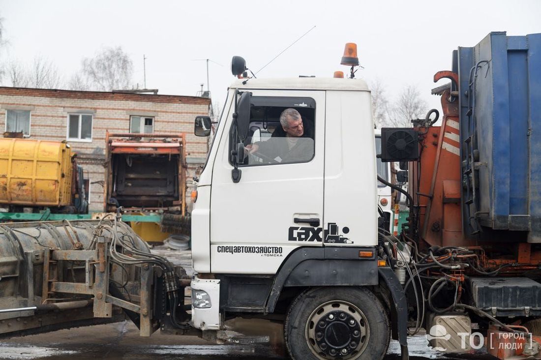 Город, Дороги, ЖКХ, Томские новости, интересные новости Томска дороги гололед условия дорожная обстановка Четыре пескотряса подготовили в Томске для противогололедной обработки дорог