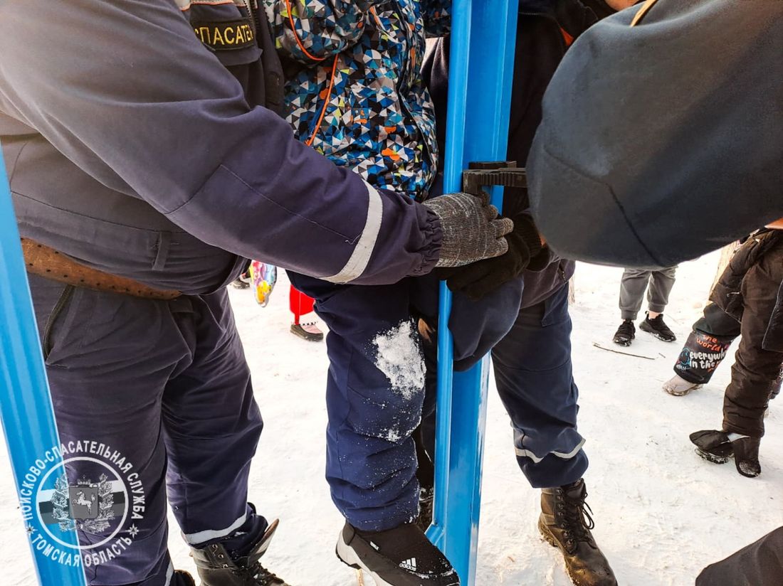 Город, Происшествия, Томские новости, застрял сводка происшествий жесть Томска интересные новости Томские спасатели помогли школьнику, который застрял в металлической конструкции