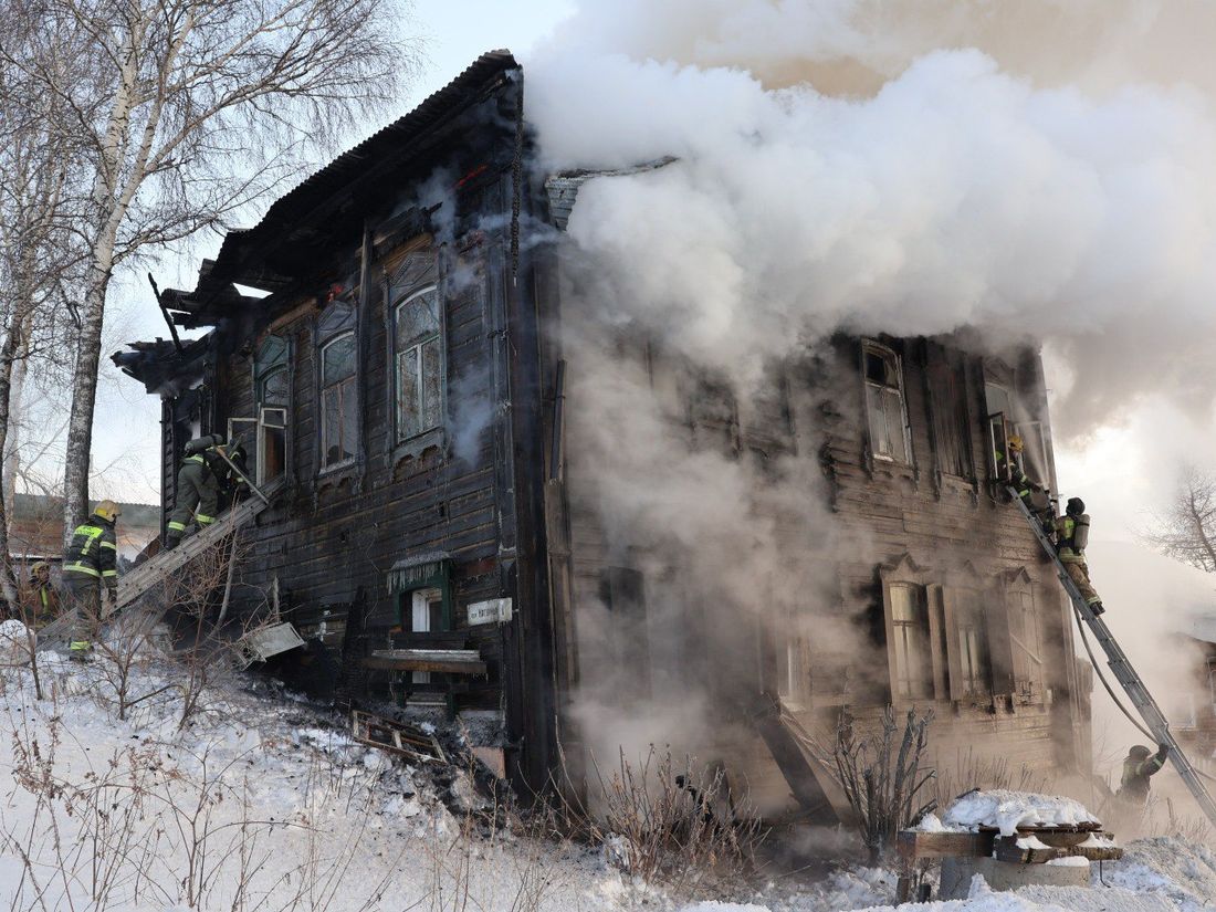 Город, Происшествия, Томские новости, пожар огонь сводка происшествий жесть Томска интересные исторические дома В Томске загорелся исторический деревянный дом