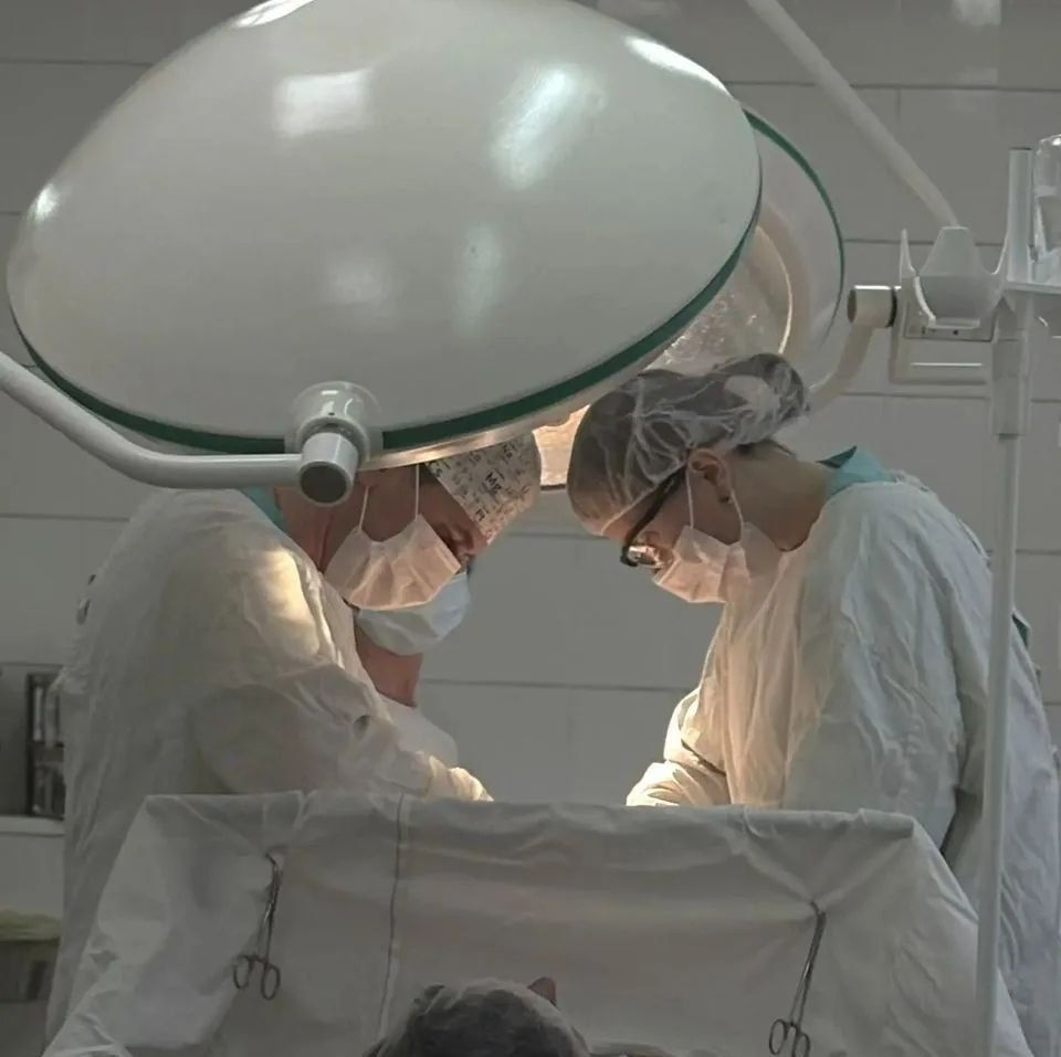 Город, Медицина и здоровье, Томские новости, медпомощь интересные новости Томска хирургия возрастная интересные уникальные случаи медицинская пра Хирурги удалили крупную кисту яичника у 94-летней пациентки в Томской области