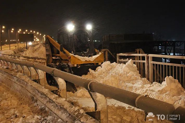 Город, Дороги, ЖКХ, Томские новости, интересные новости Томска подготовка к лету шкрябают снег В Томске начали снимать наст с тротуаров