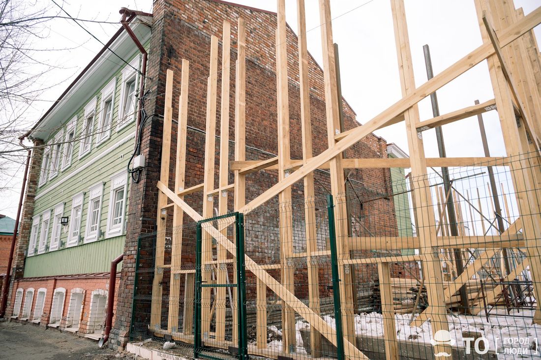 Город, Деревянная архитектура, Дом за рубль, дом за рубль томск кустарный 6 евгений калугин благоустройство деревянное зодчество исторический обл В Томске у «дома за рубль» в Кустарном переулке строят еще одно деревянное здание