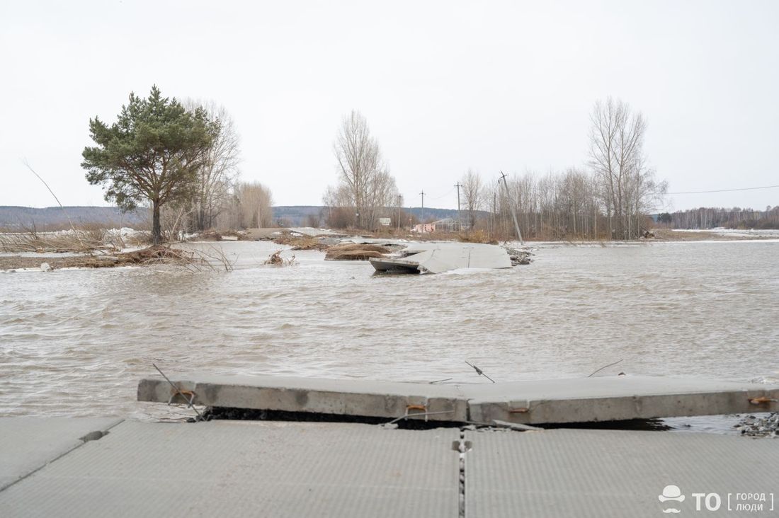 Город, Паводок, Томские новости, интересные новости Томска В Томске дорога под Коммунальным мостом пострадала при паводке