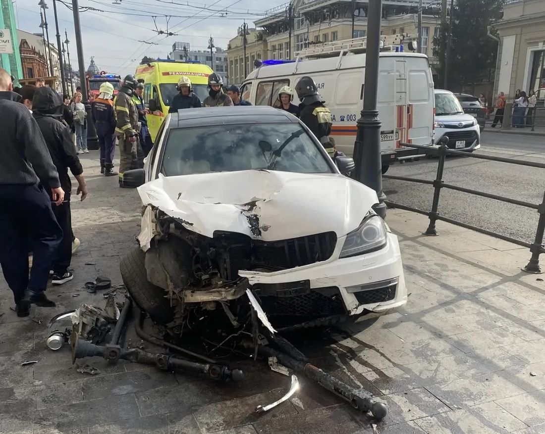 Город, Происшествия, Томские новости, авария ДТП сводка происшествий жесть Томска интересные новости Иномарка сбила металлические ограждения в центре Томска и сбила пешехода