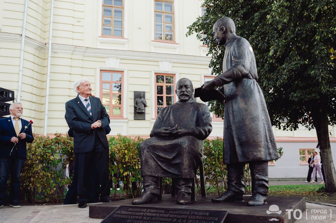 Город, Медицина и здоровье, Томские новости, памятник Курлову Яблокову Томск СибГМУ Михаил Курлов Дмитрий Яблоков сибирская школа терапевтов памя Памятник профессорам Курлову и Яблокову открыли в Томске у клиник СибГМУ: фото