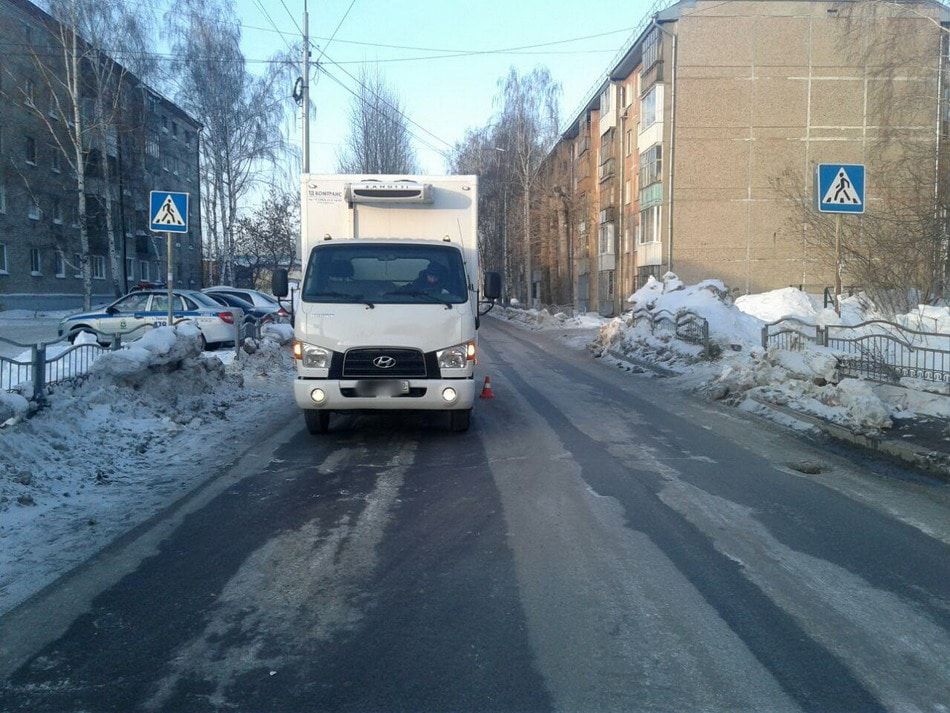 Происшествия, Томские новости, ДТП авария сбила иномарка В Томске под колеса грузовика попала женщина
