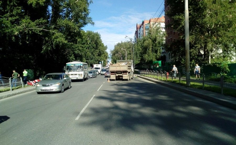 Происшествия, Томские новости, аварий ДТП мотоциклист хруст попал под камаз Мотоциклист пострадал при столкновении с КамАЗом