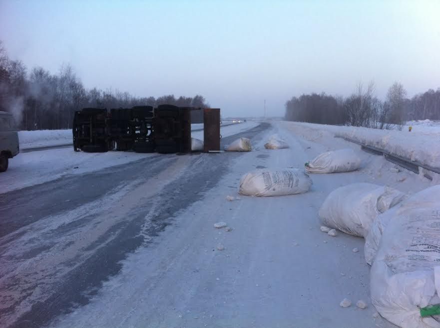 Происшествия, Томские новости, происшествие ДТП авария соль КамАЗ Томск-Колпашево На трассе в Томской области опрокинулся КамАЗ, перевозивший соль