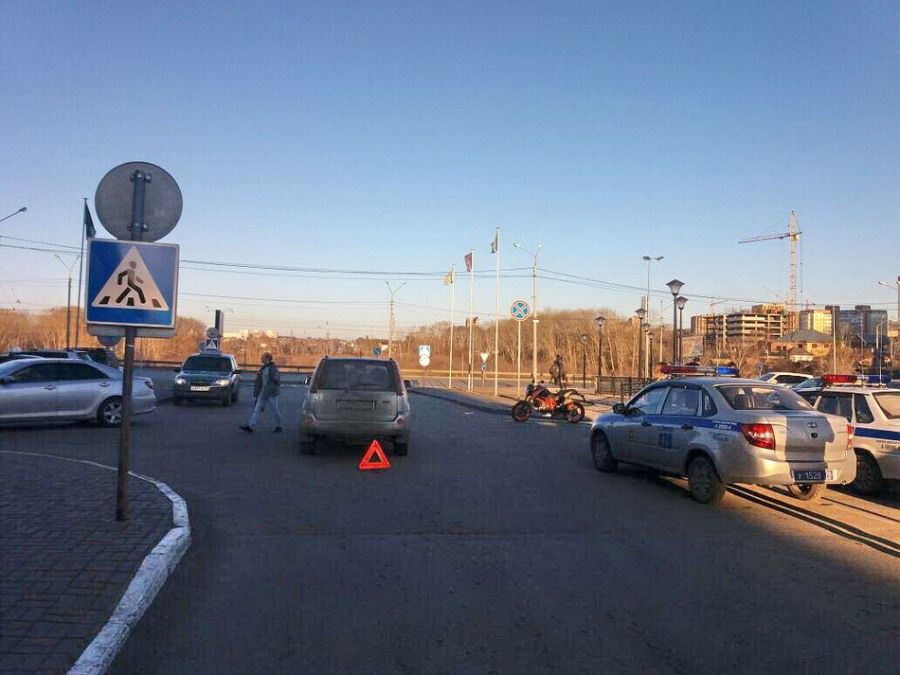 Происшествия, Томские новости, дтп происшествие девушка-водитель пострадали пешеходы мотоциклистка Пешеход и мотоциклистка пострадали в ДТП у «Изумрудного города» в Томске