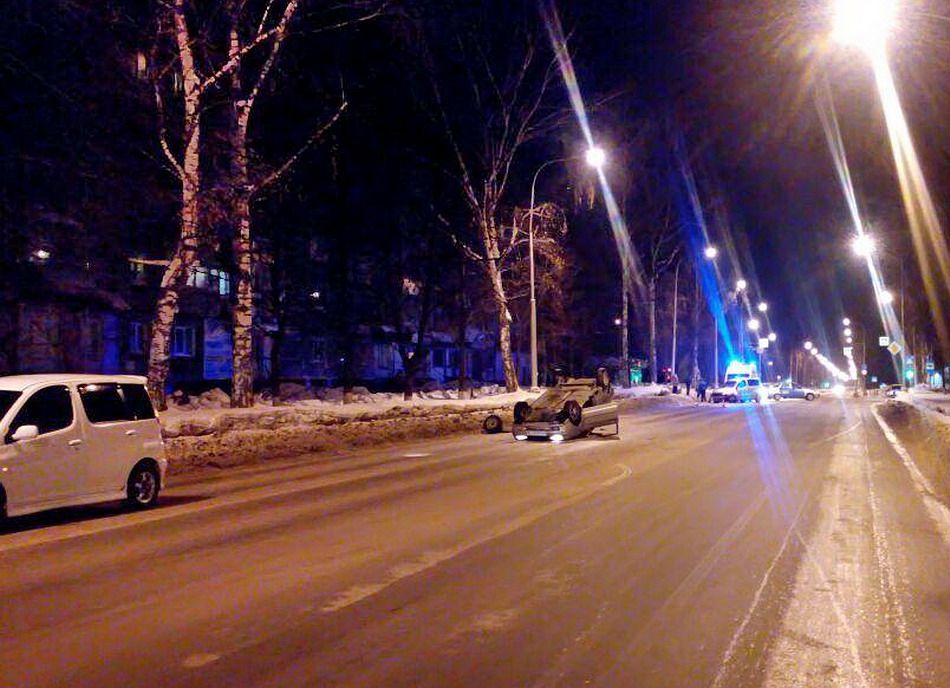 Происшествия, Томские новости, авария ДТП врезался столкнулся ВАЗ Toyota Funcargo фанкарго тойота В Северске ВАЗ перевернулся после столкновения с иномаркой, пострадал водитель