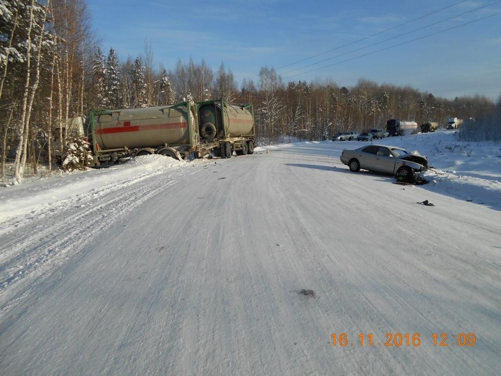 Происшествия, Томские новости, ДТП со смертельным исходом один погиб четверо пострадали МАЗ с прицепом Toyota Vista Средний Васюган Один погиб, четверо пострадали в ДТП с иномаркой и МАЗом на томской трассе