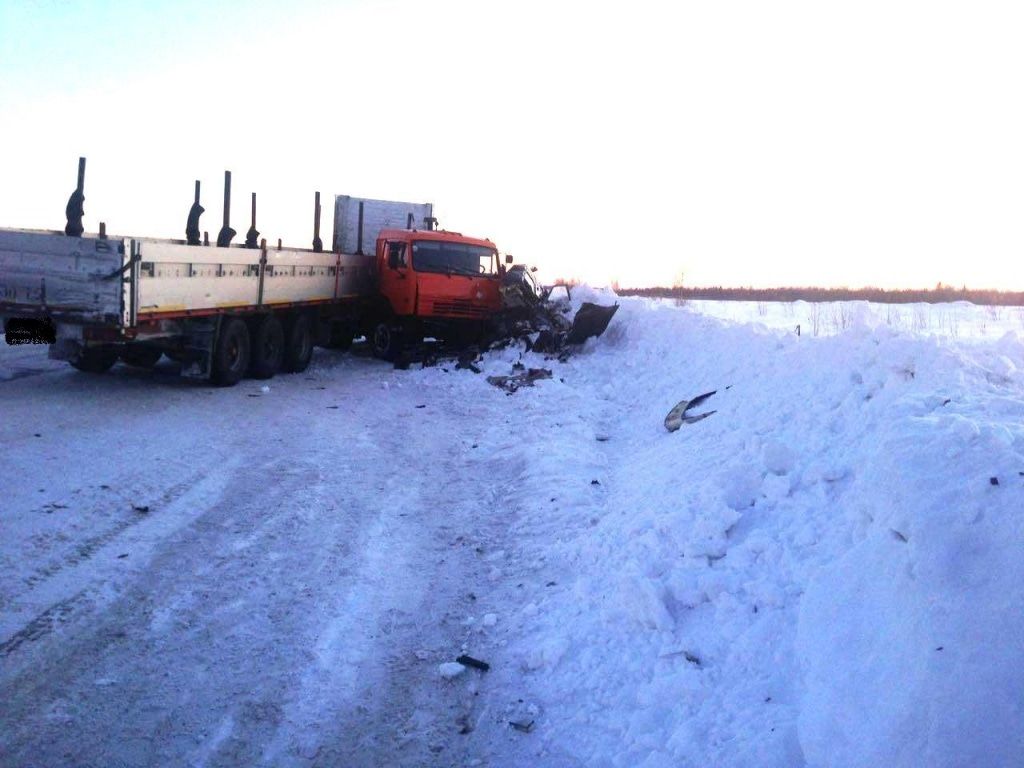 Происшествия, Томские новости, ДТП КамАЗ ВАЗ встречные лобовое столкновение водитель без прав нарушитель Встречные КамАЗ и ВАЗ столкнулись на трассе в Томской области, пострадал водитель без прав
