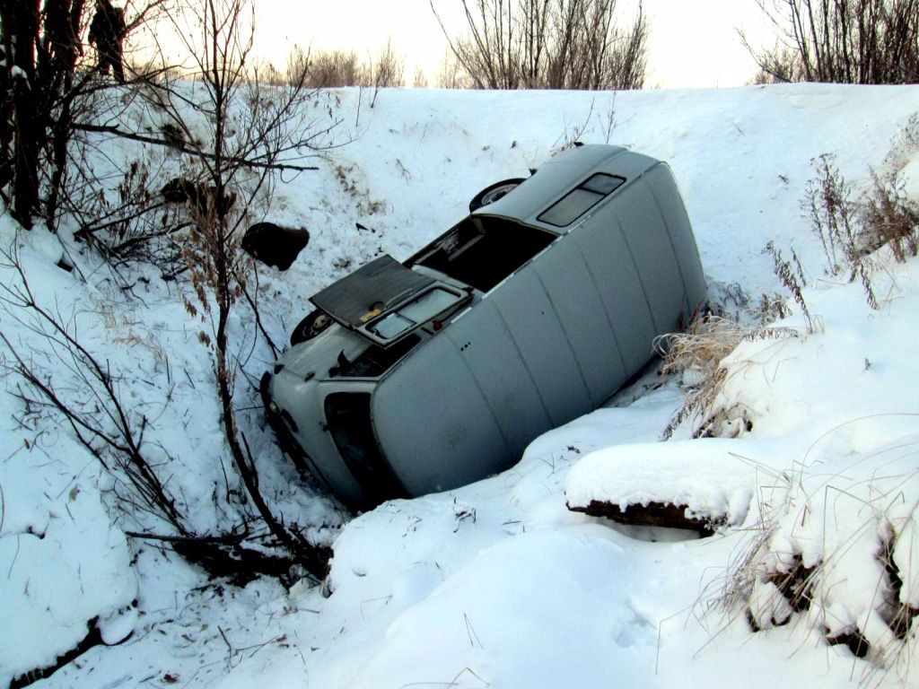 Происшествия, Томские новости, ДТП Стрежевой трое пострадали вахтовики буханка уаз опрокинулись очевидцы обстоятельства выясняются УАЗ опрокинулся в кювет на севере Томской области, трое пострадали