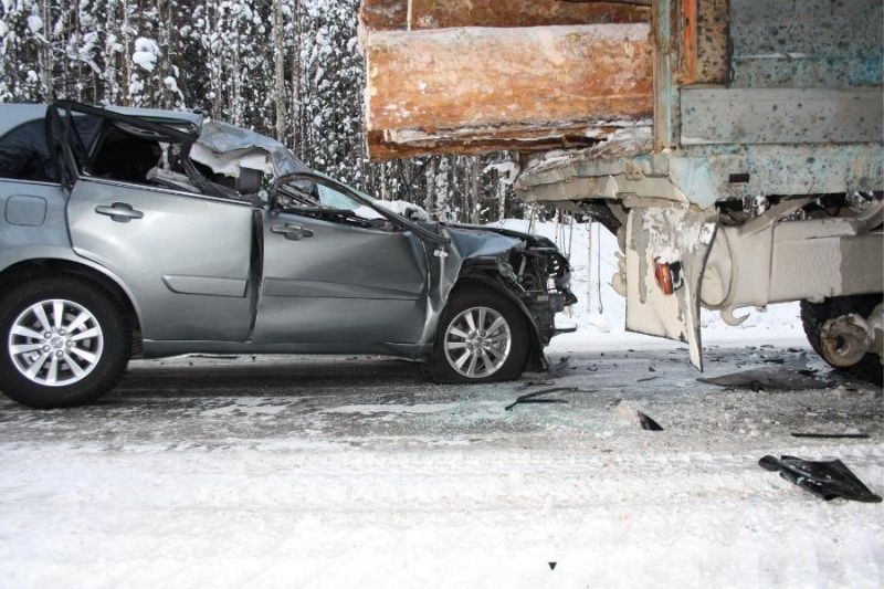 Происшествия, Томские новости, авария ДТП столкновение врезались попали в аварию два грузовика Камаз Татра Иномарка врезалась в «Татру» и КамАЗ на трассе в Томской области