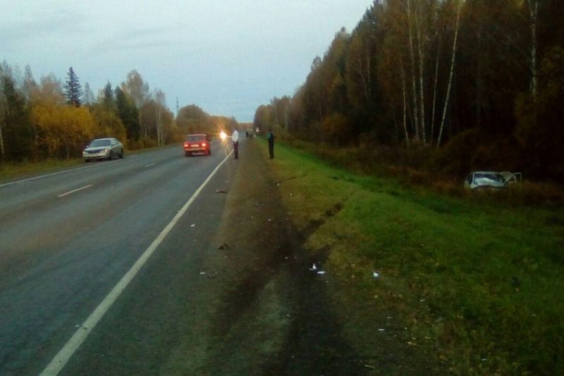 Происшествия, Томские новости, водитель погиб иномарка перевернулась опрокинулась смертельное ДТП Томск - Колпашево Такси Максим В Томской области Renault столкнулся с двумя автомобилями, его водитель погиб