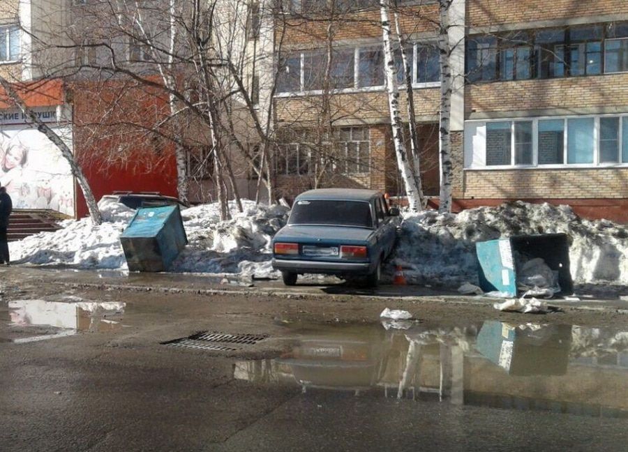 Происшествия, Томские новости, опрокинули контейнер ГИБДД происшествия мусор В Томске водитель без прав опрокинул на пешеходов мусорный контейнер