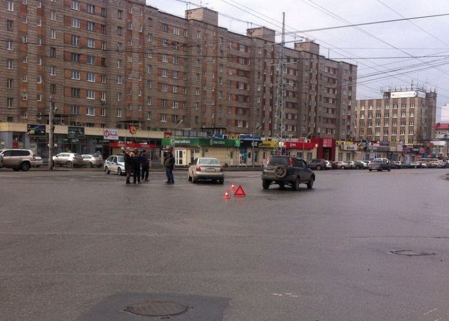 Происшествия, Томские новости, авария происшествия Honda и Audi столкнулись на кольце у пл.Южной в Томске, пострадал водитель