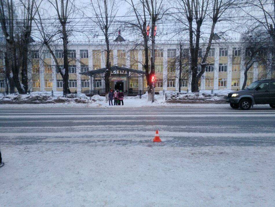 Происшествия, Томские новости, происшествия ребенок под машину попал школа №28 В Томске иномарка сбила ребенка на переходе у школы