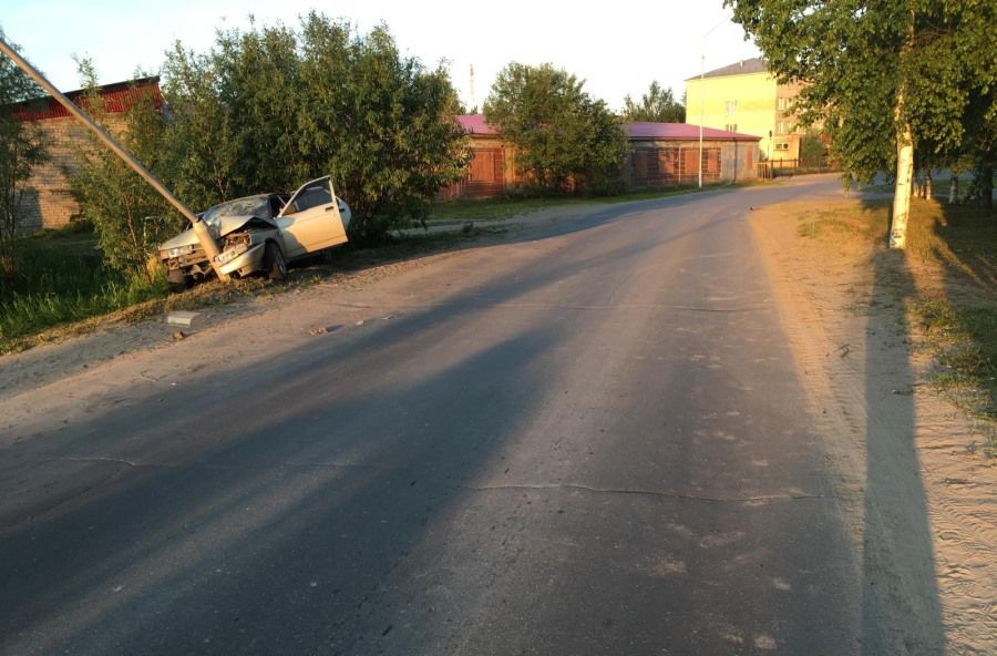 Происшествия, Томские новости, ДТП авария врезался в столб не справился с управлением В Томской области ВАЗ врезался в столб, шестеро пострадали