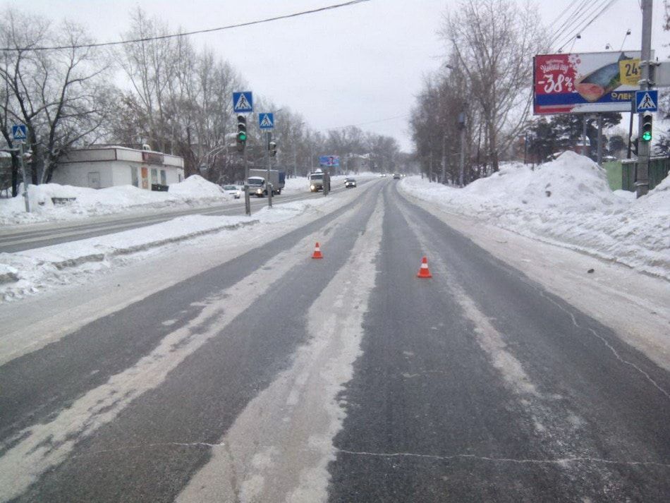 Происшествия, Томские новости, ДТП маршрутка тойота шкода №401 врезался попутка догнал В Томске маршрутка столкнулась с двумя иномарками, пострадала девочка