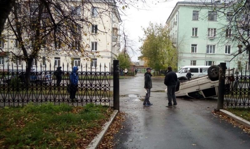 Происшествия, Томские новости, ваз гранд чероки перевернулся ДТП авария Северск Иномарка перевернулась при столкновении с ВАЗом в Северске (ФОТО)