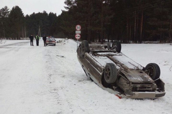 Происшествия, Томские новости, ДТП авария ВАЗ опрокинулся попал в аварию пострадал человек На трассе под Томском опрокинулся ВАЗ, пострадал водитель