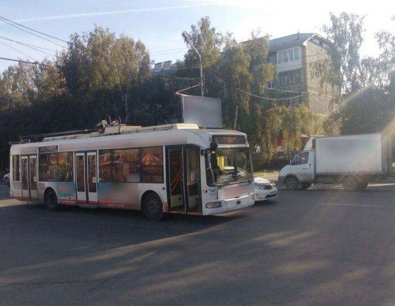 Происшествия, Томские новости, авария ДТП упал пассажир резкое торможение Пожилой мужчина получил травмы при падении в томском троллейбусе