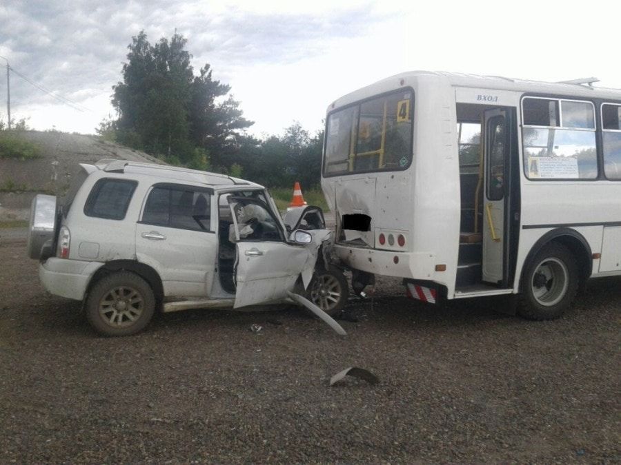 Происшествия, Томские новости, авария ДТП иномарка врезалась столкновение въехал в ПАЗ маршрутка Иномарка врезалась в припаркованный ПАЗ в Томске, двое пострадали