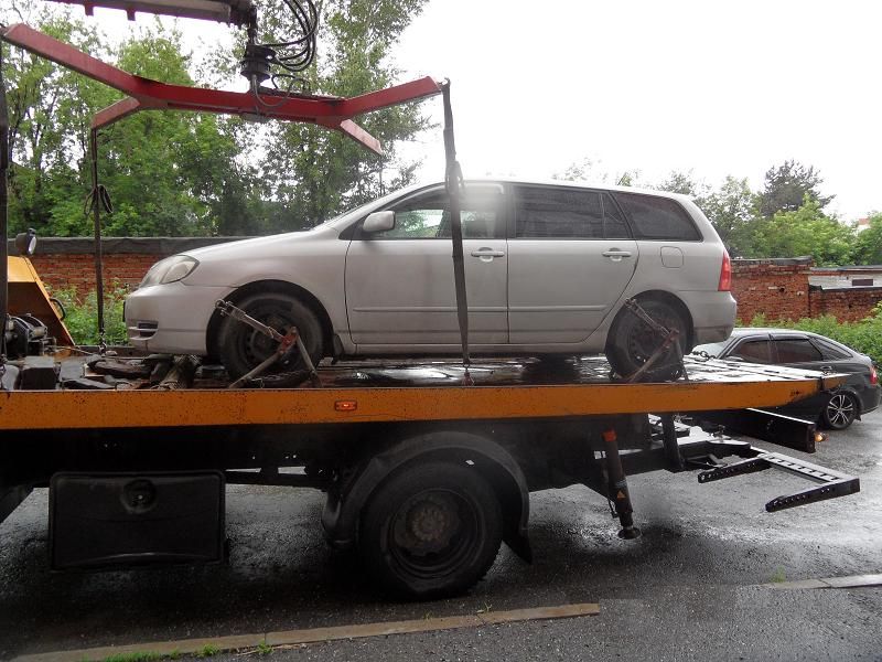 Томские новости, арест автомобиль судебные приставы хитрец еврей Toyoya Fielder недорого продам куплю В Томске должник пытался защитить «проданную» машину от судебных приставов