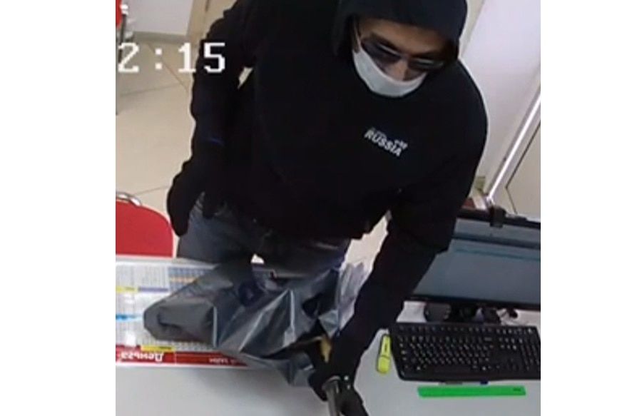 Происшествия, Томские новости, ограбление видео нападение МВД поиск очевидцев напал с ножом Мужчина с ножом попытался ограбить офис кредитной организации в Томске (ВИДЕО)