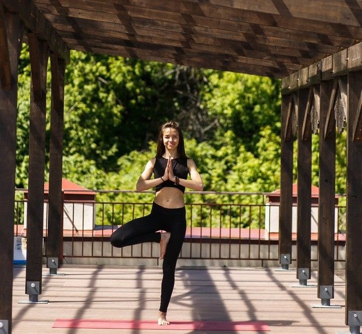 Конкурсы и акции, Отдых, Томские новости, Первый музей славянской мифологии йога на крыше Томичей приглашают позаниматься йогой на крыше музея