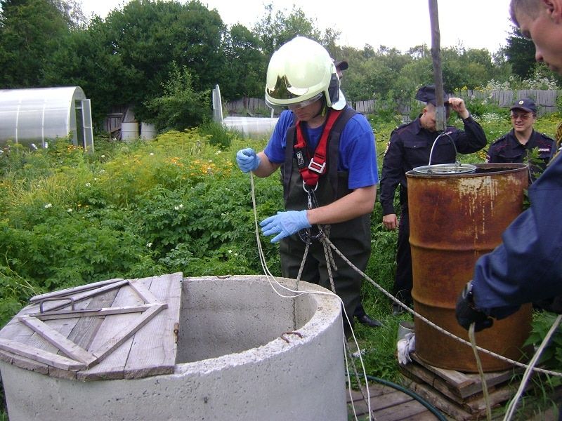 Происшествия, Томские новости, колодец утонула пожилая женщина старушка спасатели ТО ПСС Томские спасатели подняли тело 79-летней женщины, упавшей в колодец на даче