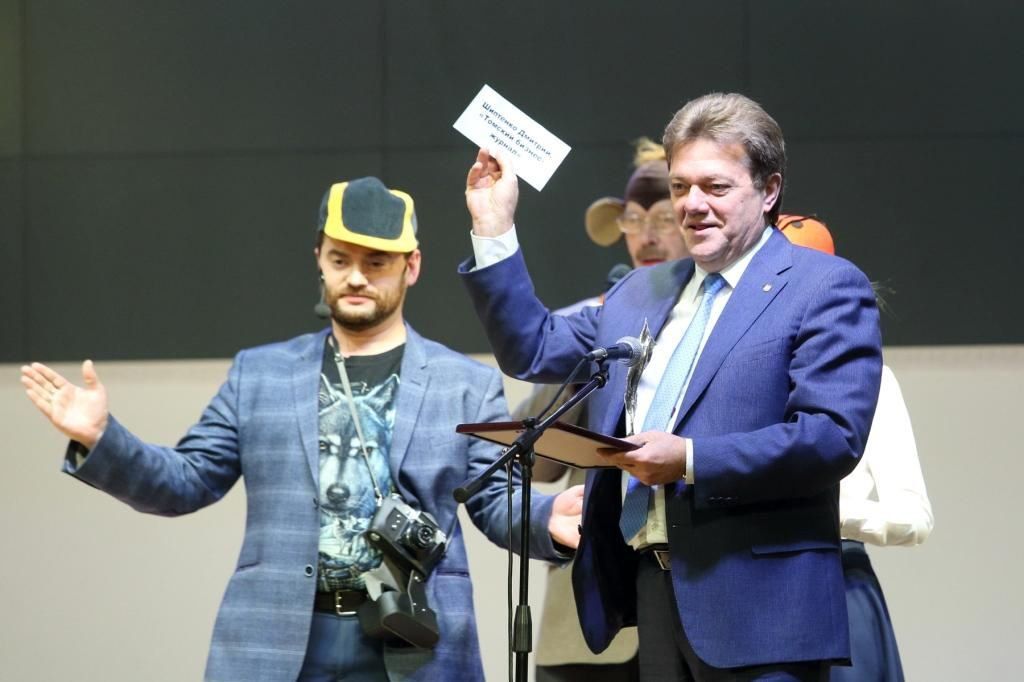 Конкурсы и акции, Томские новости, акула пера мэрия Томск вручение Шиптенко публицист Мэр Томска вручил «Акулу пера» «Публицисту года»