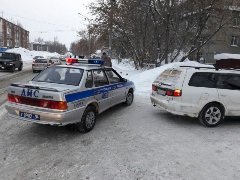 Происшествия, Томские новости, помощь пробки полиция происшествие активны томич В Томске полицейский помог мужчине доставить в больницу потерявшую сознание пенсионерку
